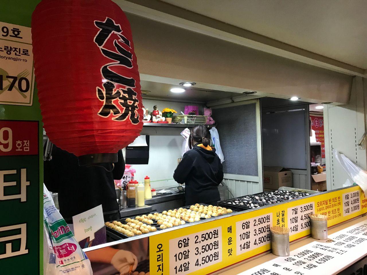  Noryangjin Cupbap Street Street that has numerous cheap and delicious food stalls. You can have a full meal with just ₩3,000!